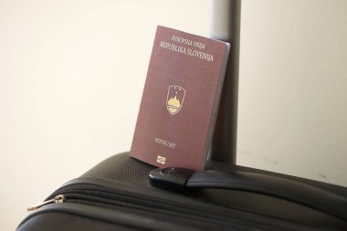 Havaalanındaki turistik bagaj bagajında Slovenya pasaportu. Avrupa 'da seyahat ve turizm kavramı