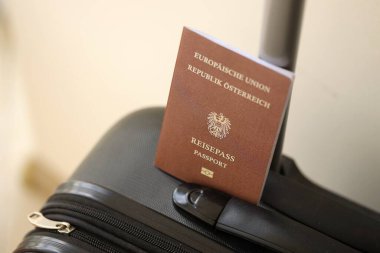 Havaalanında Avusturya pasaportlu bir turist bagajı var. Avrupa 'da seyahat ve turizm kavramı