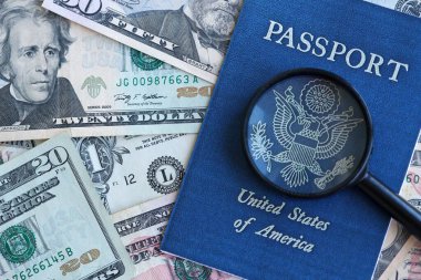 Birçok dolarlık banknotların arka planında ABD pasaportu ve büyüteç var.