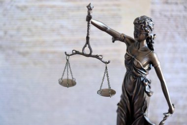 ABD Anayasası 'nın arka planında pulları olan bronz heykeli kapatın. ABD 'de dava ve ceza