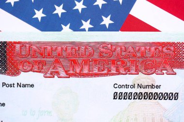 ABD VISA Amerika Birleşik Devletleri. Amerikan Turist ya da Yeşil Kart vizesi bayrak arka planında yakın plan