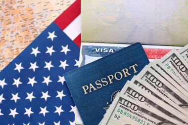 Amerika haritasının arka planında Amerikan vizesi, doları, bayrağı ve Amerikan pasaportu var. Seyahat ve göç kavramı