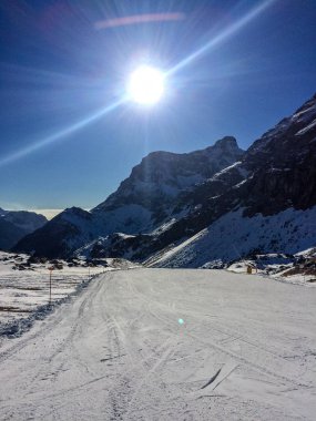 Alpler'deki kayak pistleri. Gressoney, Champoluc ve Alagna Valsesia ile birlikte Kuzey İtalya'daki Aosta Vadisi'nin en büyük kayak merkezlerinden birini oluşturuyor..