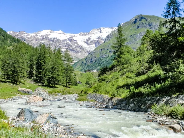 Littel 河在阿尔卑斯山 Gressoney 山谷位于意大利北部的奥斯塔山谷 它的标志是赖氨酸河 其来源是蒙罗莎冰川 — 图库照片