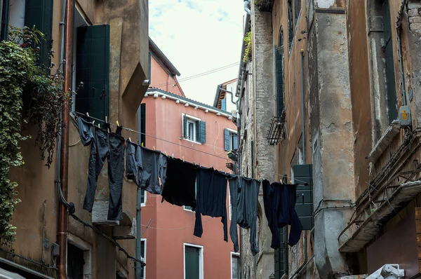 Colgando Ropa Pequeño Callejón Centro Medieval Venecia — Foto de Stock