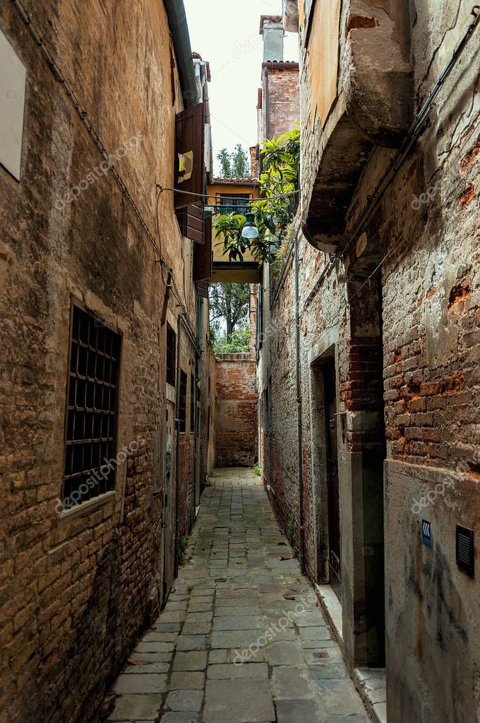 Фотообои Little alley in the medieval center of Venice