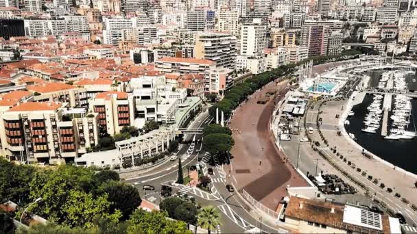 モナコ公国の中心のエルキュール港近くのコンダミーヌの時間経過の自動車交通量 — ストック動画