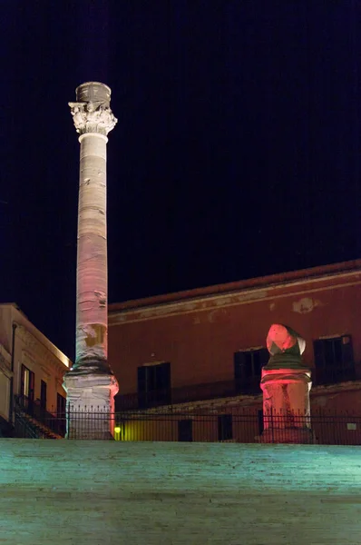 Vista Brindisi Por Noche Con Las Columnas Romanas Paseo Marítimo —  Fotos de Stock