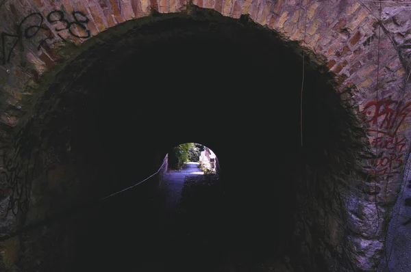 Gasse Und Torbogen Der Nähe Des Strandes Von Balzi Rossi — Stockfoto