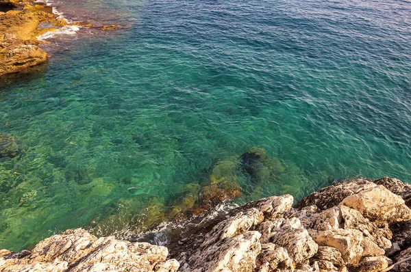 盖马丁海岸的绿色和蓝色结晶水 — 图库照片