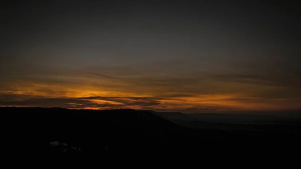 Потрясающий Закат Холмах Между Остуни Цистернино Панорамным Видом Просторы Оливковых — стоковое фото