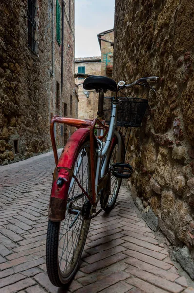 Bicicleta Roja Vieja Pequeño Callejón Pueblo Medieval — Foto de Stock