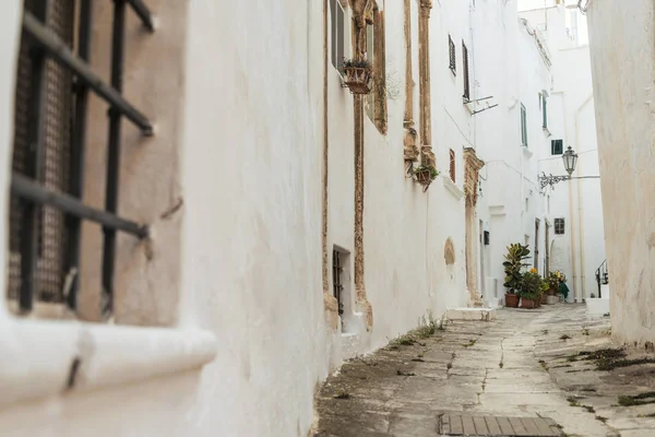 Lilla Gränd Den Medeltida Vita Byn Ostuni Solnedgången — Stockfoto