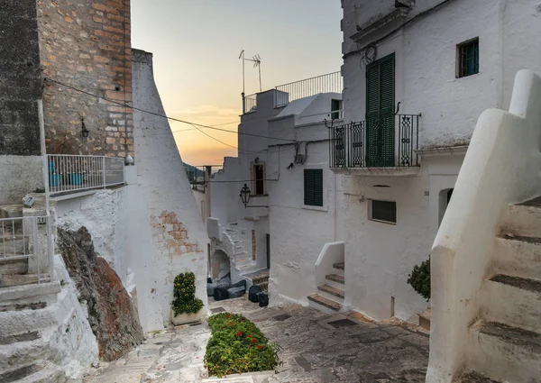 Lilla Gränd Den Medeltida Vita Byn Ostuni Solnedgången — Stockfoto