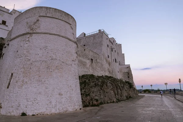 Mury Średniowiecznej Miejscowości Biały Ostuni Zachodzie Słońca — Zdjęcie stockowe