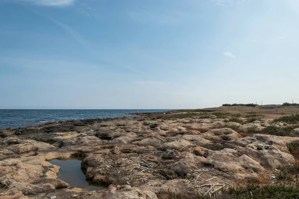 克里塔 罗萨海滩的海岸及其在意大利奥斯图尼萨伦托的海湾 — 图库照片