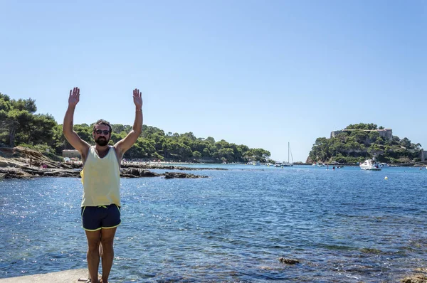 Uomo Sulla Spiaggia Del Forte Breganon Provenza — Foto Stock