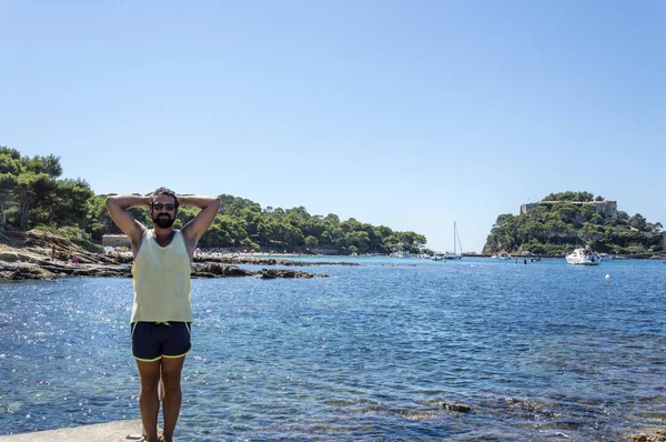 Uomo Sulla Spiaggia Del Forte Breganon Provenza — Foto Stock