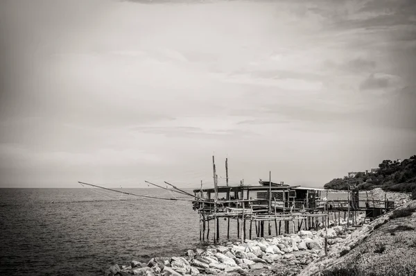 春にアドリア海の海岸の新しい日の典型的な Trabucco — ストック写真