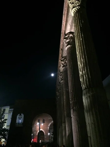 Columnas Romanas Por Noche Con Luna Cerca Catedral San Lorenzo —  Fotos de Stock