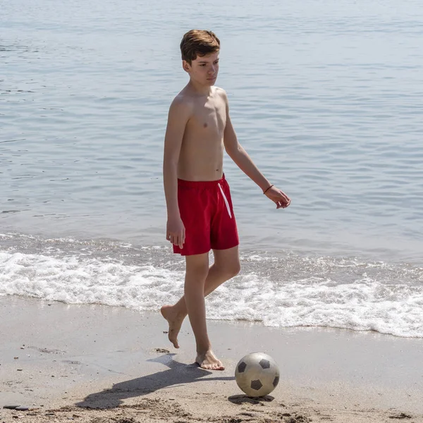 Garçon Relaxant Sur Une Plage Côte Azur — Photo