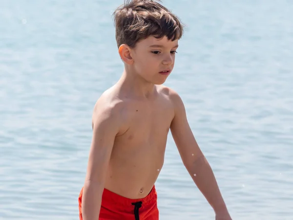 在法国里维埃拉的海滩上玩耍的小男孩 — 图库照片