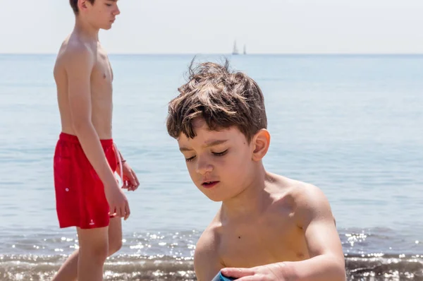 Νεαρό Αγόρι Που Παίζει Μια Παραλία Στη Γαλλική Ριβιέρα — Φωτογραφία Αρχείου