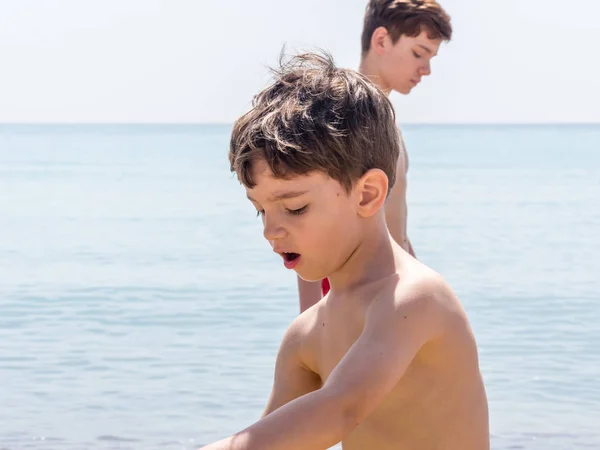 Νεαρό Αγόρι Που Παίζει Μια Παραλία Στη Γαλλική Ριβιέρα — Φωτογραφία Αρχείου