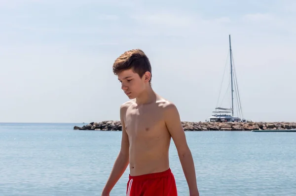 Αγόρι Χαλαρώνοντας Μια Παραλία Στη Γαλλική Ριβιέρα — Φωτογραφία Αρχείου