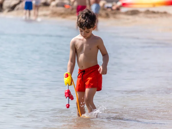 Νεαρό Αγόρι Που Παίζει Μια Παραλία Στη Γαλλική Ριβιέρα — Φωτογραφία Αρχείου