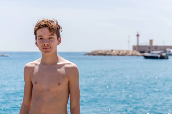 Ragazzo Rilassante Una Spiaggia Della Costa Azzurra — Foto Stock