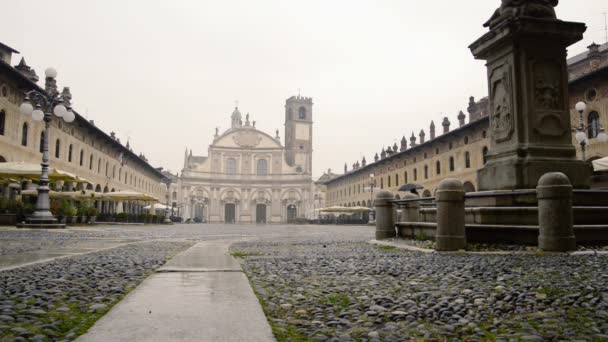 Wspaniałe Piazza Ducale Vigevano Jesienią Podczas Gdy Pada Deszcz — Wideo stockowe