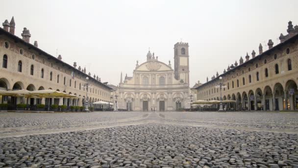 Vigevano Yağmur Sırasında Sonbaharda Çarpıcı Piazza Ducale — Stok video