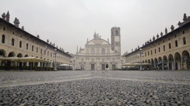 Wspaniałe Piazza Ducale Vigevano Jesienią Podczas Gdy Pada Deszcz — Wideo stockowe