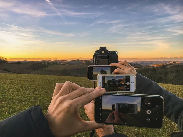 Photographing Landscape Sunset Smartphones Reflex Cameras — Stock Photo, Image