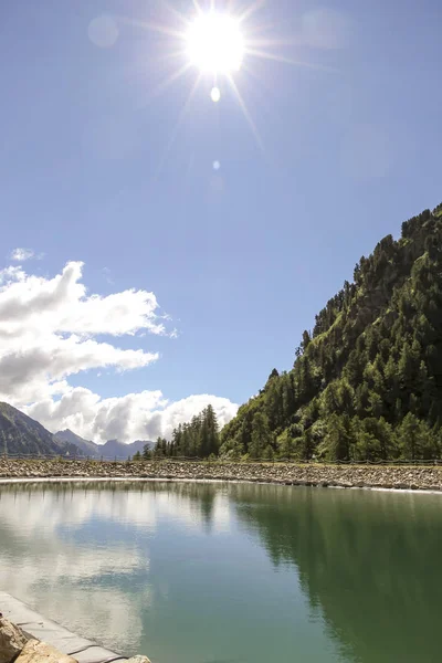 Lago Las Altas Montañas Cerca Chalet Alpino —  Fotos de Stock