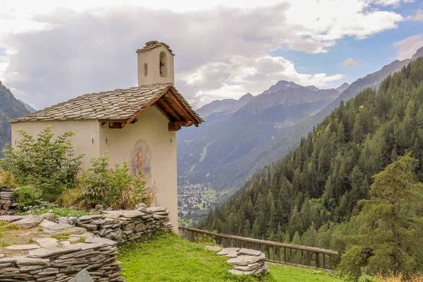 Eglise Dans Village Alpin Dans Vallée Gressoney Près Monte Rosa — Photo