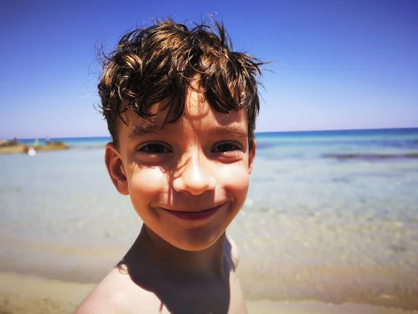 Junge Spielt Strand Salento — Stockfoto