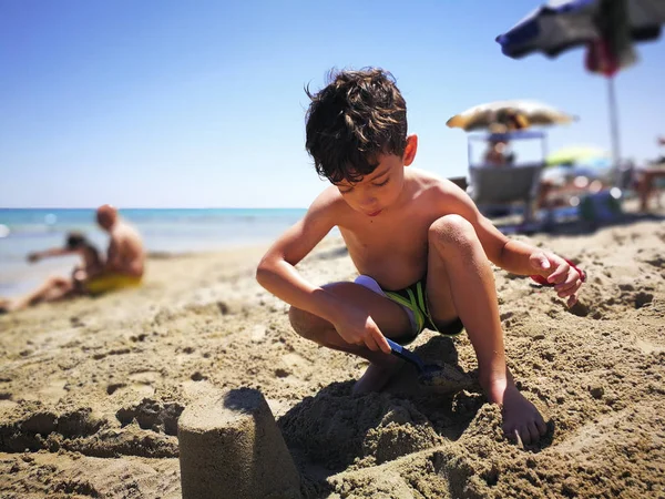 Jeune Garçon Jouant Sur Plage Salento — Photo