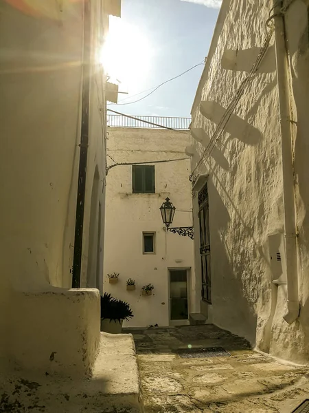 中世纪白色奥斯图尼村的小巷 — 图库照片