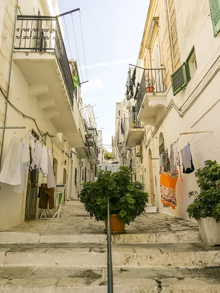 Küçük Ortaçağ Beyaz Köy Ostuni Sokakta — Stok fotoğraf