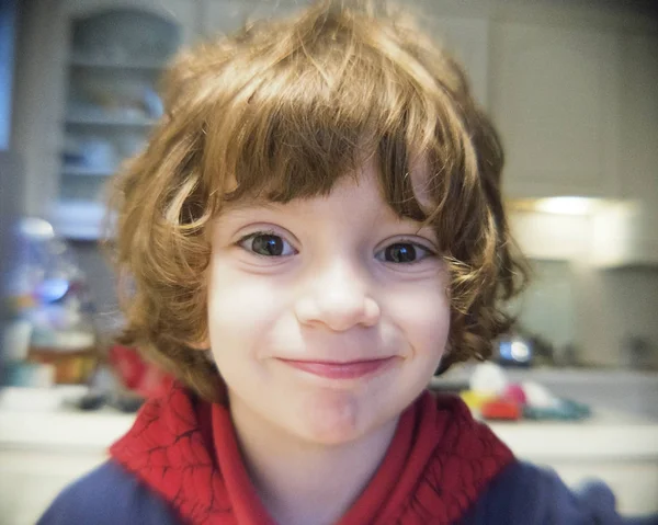 Criança Sorrindo Brincando Uma Sala Estar — Fotografia de Stock