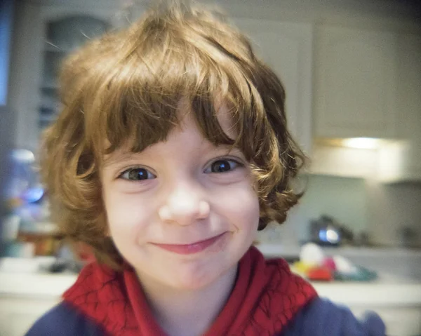 Criança Sorrindo Brincando Uma Sala Estar — Fotografia de Stock