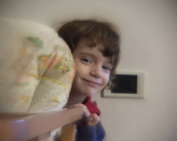 Criança Sorrindo Brincando Uma Sala Estar — Fotografia de Stock