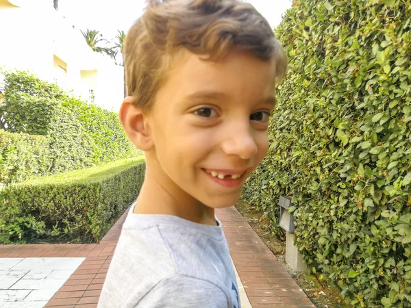 Kleiner Junge Spaziert Einem Mediterranen Garten — Stockfoto