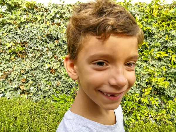 Мальчик Гуляющий Средиземноморском Саду — стоковое фото