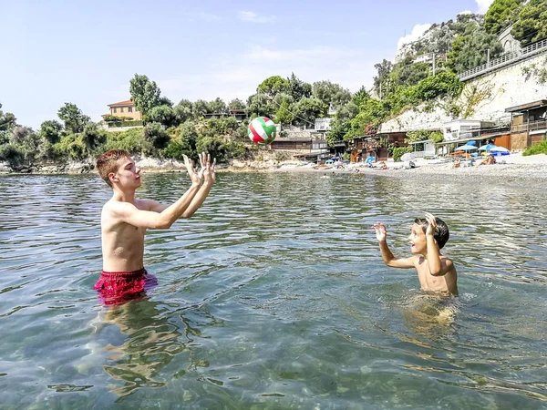 Fratelli Che Giocano Una Spiaggia Nel Mar Mediterraneo Con Una — Foto Stock