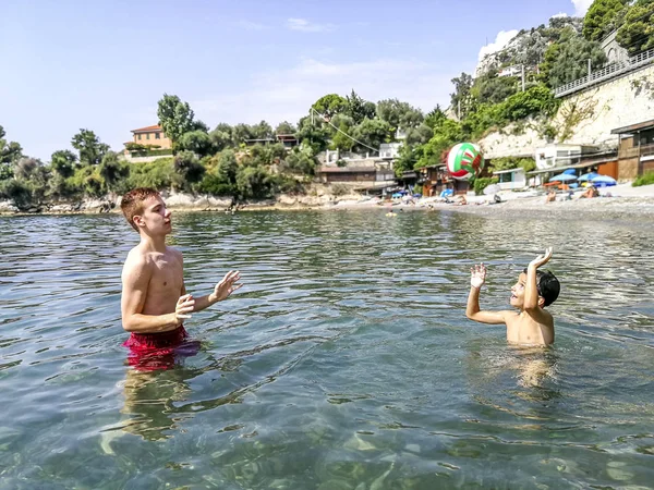 Fratelli Che Giocano Una Spiaggia Nel Mar Mediterraneo Con Una — Foto Stock