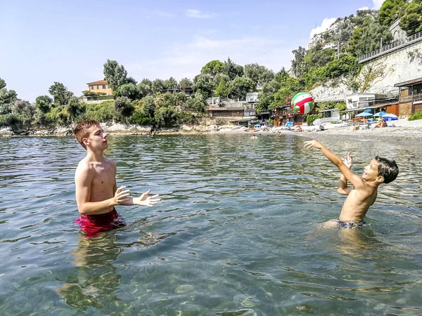 Fratelli Che Giocano Una Spiaggia Nel Mar Mediterraneo Con Una — Foto Stock