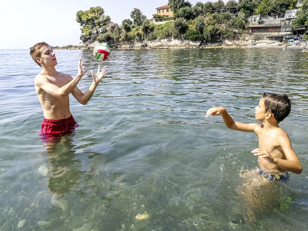 Frères Jouant Sur Une Plage Mer Méditerranée Avec Une Balle — Photo